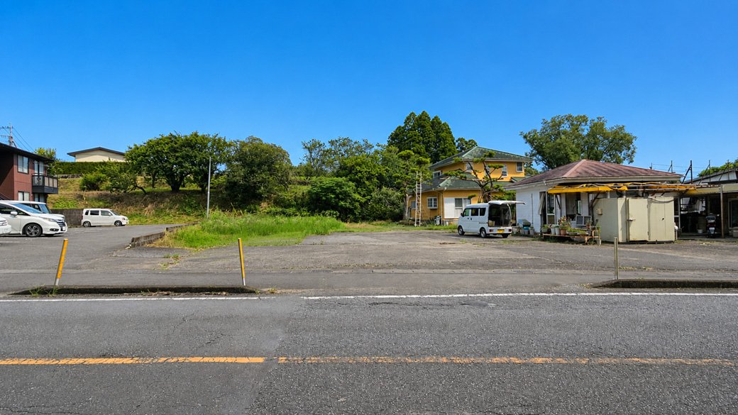 国富町本庄の道路沿い、視認性と奥行きが魅力のゆとりある大型土地です。