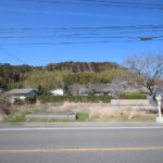 新富町上富田：県道沿いにある南道路の新築用地。