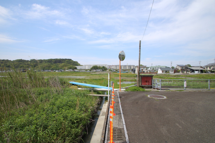 道路との間に水路があるので、橋を架ける届出と工事が必要です。