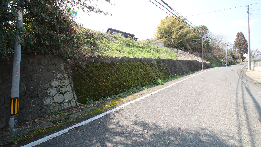 北側の間知ブロックは宮崎市の所有。敷地境界は上になります。