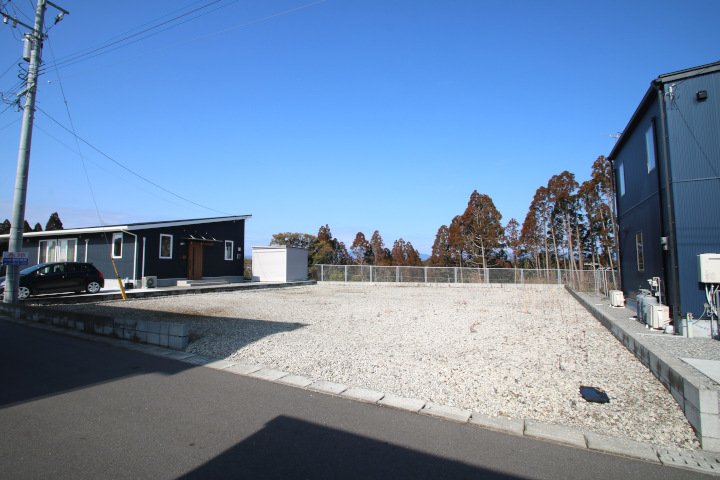 佐土原町、那珂小学校から県道325線の先にある高台の新築用地です。