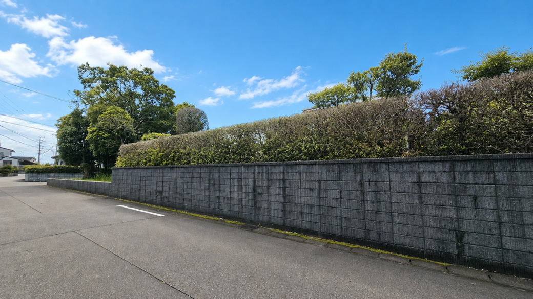 【東道路】長い接道間口を活かし、複数区画の計画も検討できます。