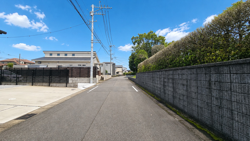 【東道路】整った道路環境に面し、建売分譲用地にも適した立地。