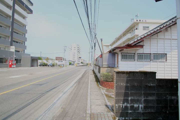 交通量が多い場所ですが、間口が18m以上あるので解体後は出入りが楽になります。