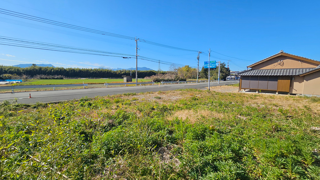 道路目線が気になる場合は目隠しのウッドフェンスが有効です。