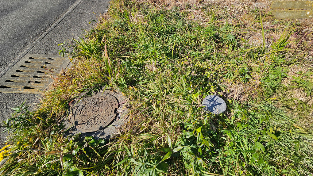 建物を解体しているので上下水道が敷地内に引き込まれています。