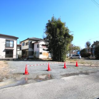 南北に長い敷地なので、住宅は北側に寄せて南側に庭や駐車場を設けると良いでしょう。