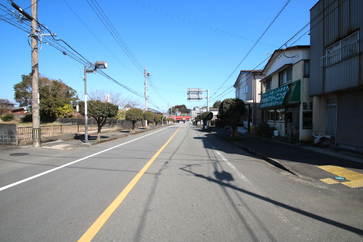 県道に出ると約120m先には田野駅が見えます。