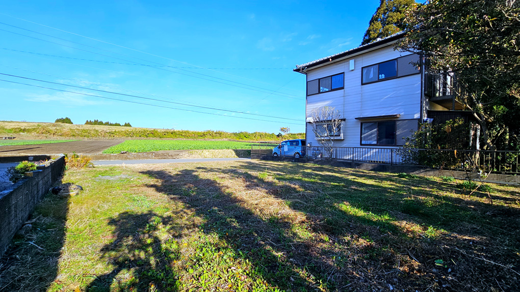 隣接に住宅が建っているので建物配置のイメージが掴みやすくなっています。