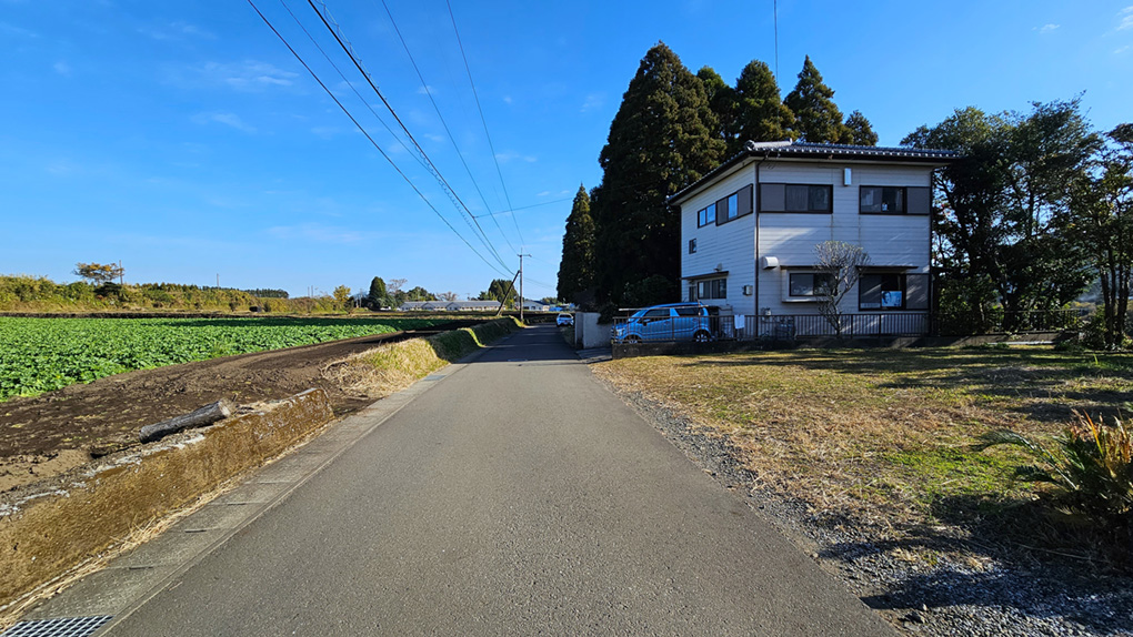 車通りが少なく、見通しの良い直線道路です。
