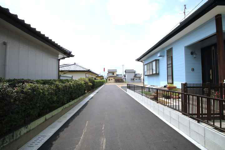 私道はアスファルト舗装できれいに仕上げています。