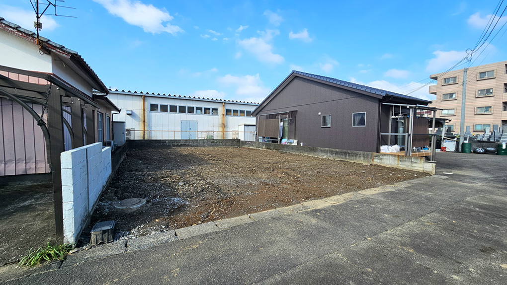スーパーマーケットやホームセンターが近くにある大塚町の新築用地です。