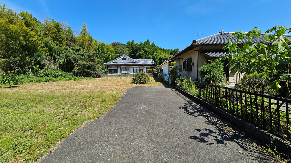 隣接している建物は平屋住宅なので、日当たりも良好です。