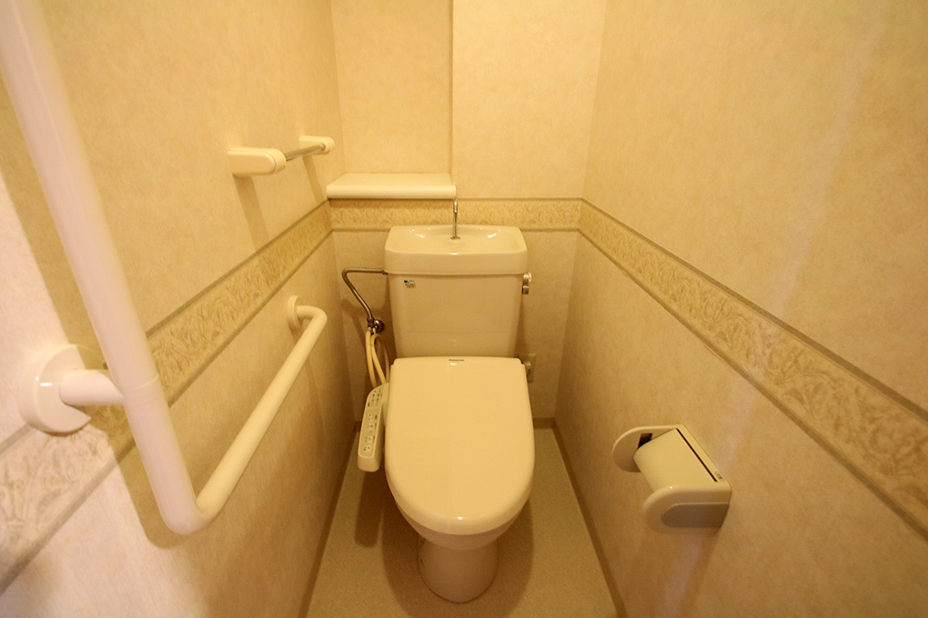トイレには温水洗浄便座と高齢者に配慮した手摺を装備。