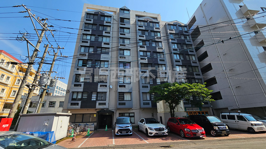 中心市街地に佇む10階建てマンション。黒を基調とした外観が印象的です。