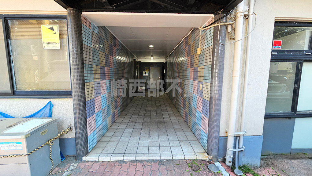 パステルカラーが彩るエントランス。街中ながらも穏やかな印象の導入部です。