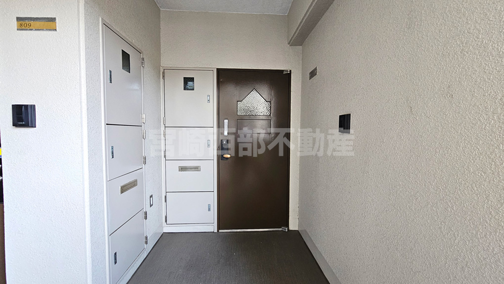 8階角部屋の玄関アプローチ。人通りも少なく落ち着きある雰囲気です。