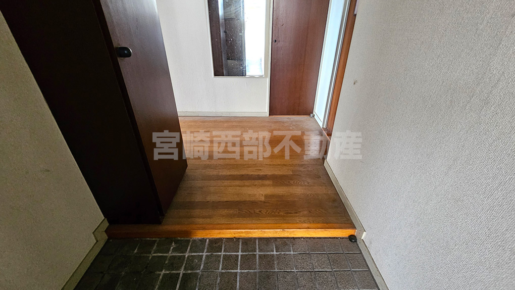 明るいフローリングとタイル土間。収納付きで使いやすい玄関空間です。
