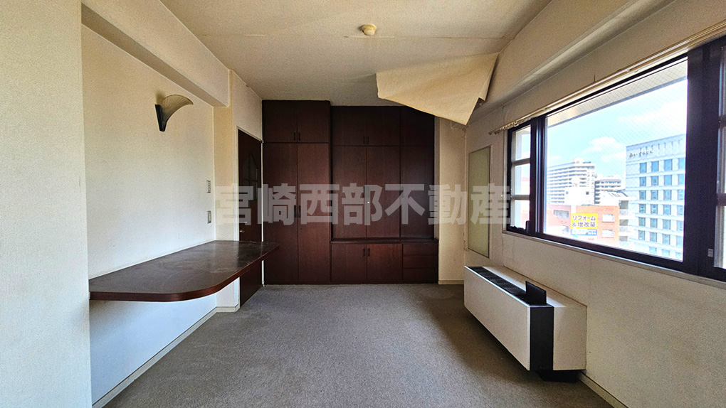 収納と採光を両立した設計。街の景色を眺めながら暮らせる一室。
