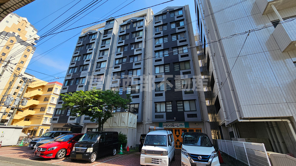 市街地の中に佇む10階建て。日当たりと通風の良い角部屋位置です。