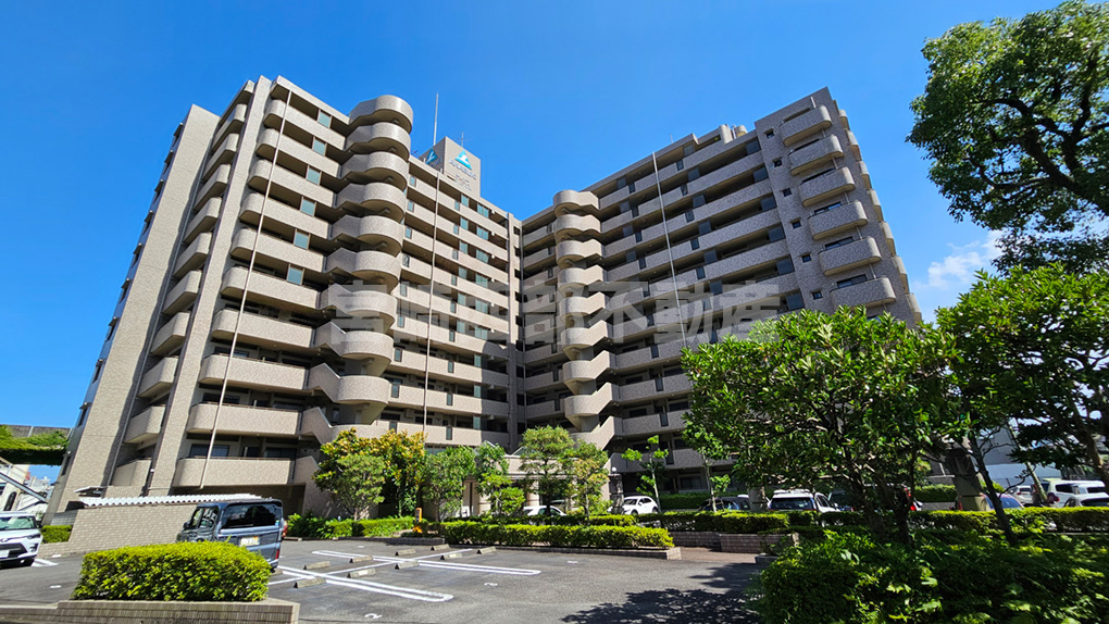 堂々たる11階建て、緑豊かな敷地と調和した存在感ある外観です。