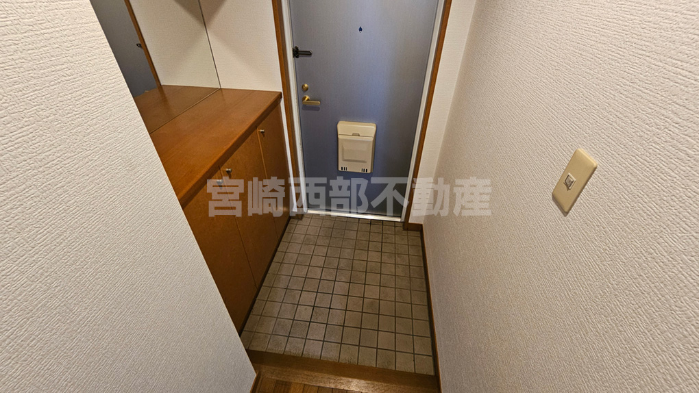 下駄箱付きでスッキリ収納可能な玄関。お出迎えもおしゃれに決まります。