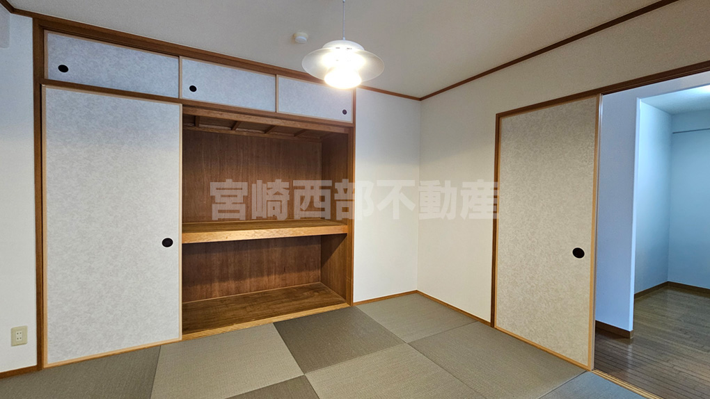 布団も余裕で収納できる押入タイプ。上段・下段があり使い勝手も抜群です。