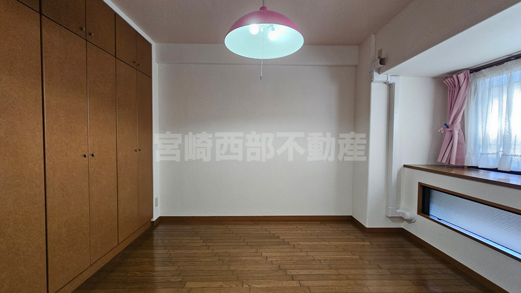 シンプルな壁面にスッキリ収納。お子さま部屋や趣味部屋にも最適。