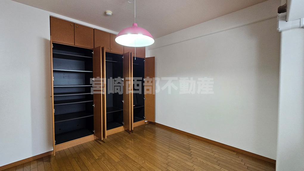 たっぷり収納できる壁面クローゼット。家族の衣類も余裕で収まります。