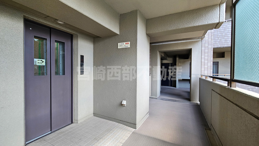 広々とした共用廊下とエレベーターで移動も快適です。