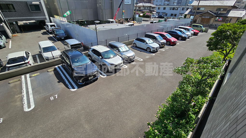 平置き駐車場で出入りもスムーズ。来客用スペースも確保されています。