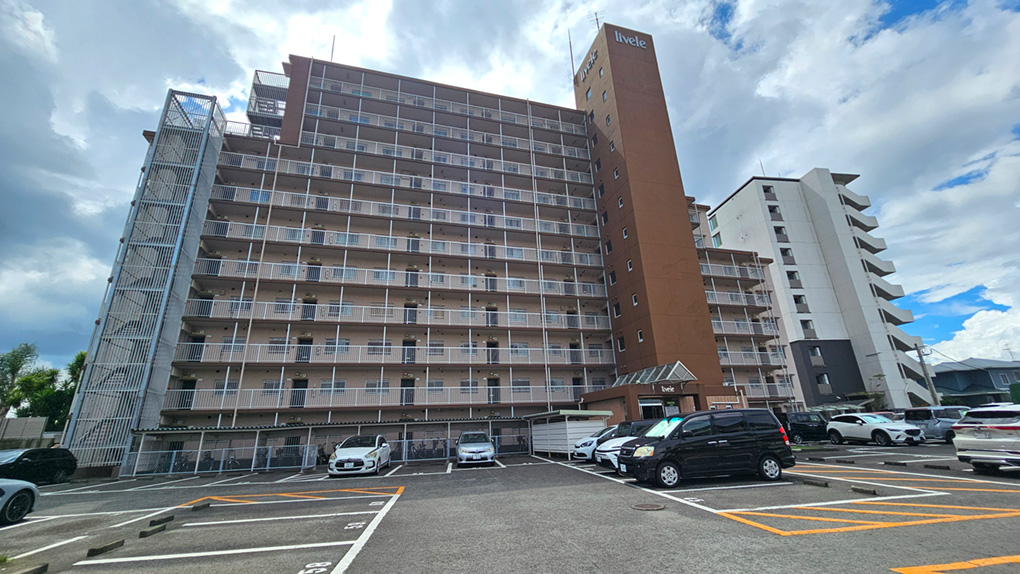 存在感のある茶系タイルの外観が特徴的なマンションリヴレ。