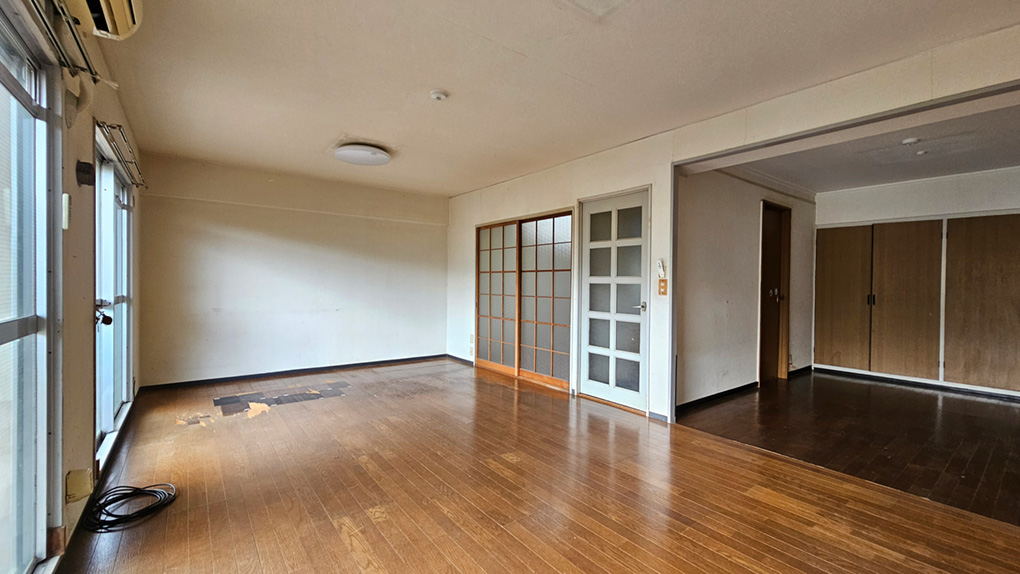 1階住戸ならではの専用テラスに面した大きな窓。