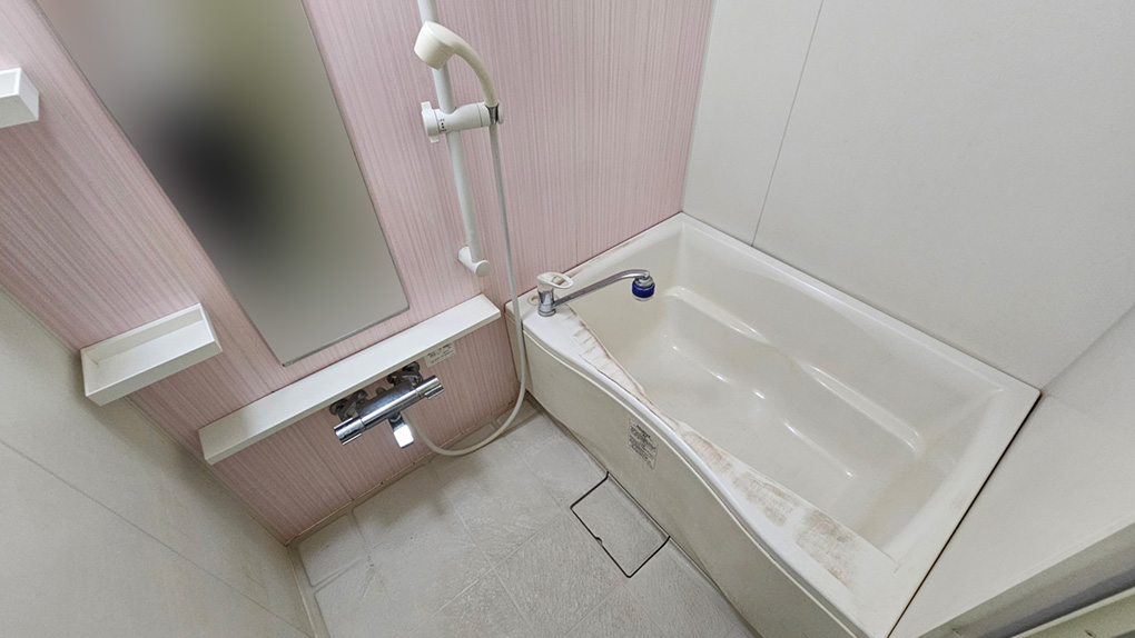 優しい色合いのアクセントパネルを使用した浴室。