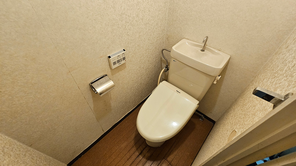 温水洗浄便座を備えたトイレ。手洗いカウンター付きで衛生的に使えます。