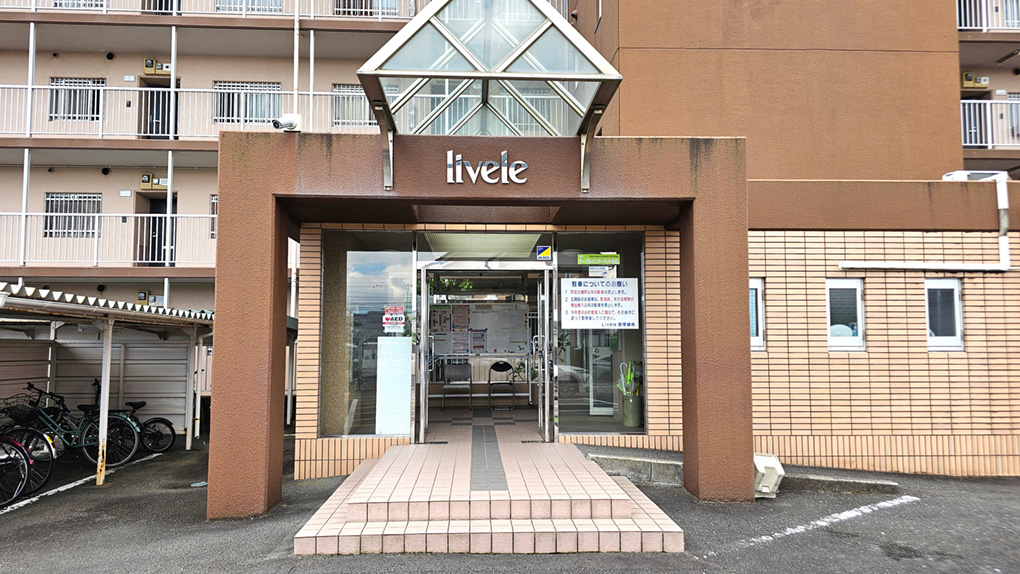 特徴的な三角屋根のガラス張りエントランス。マンション全体の顔となるスペースです。