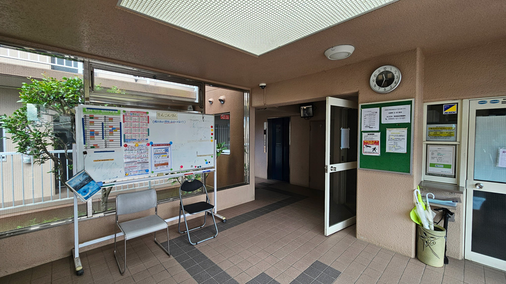 掲示板や時計が設置されたエントランスホール。