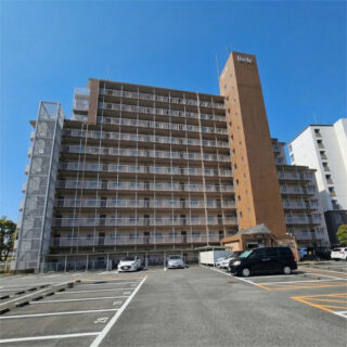 リビングと洋室が繋がる二十帖の大空間。多様な暮らしに対応可能です。