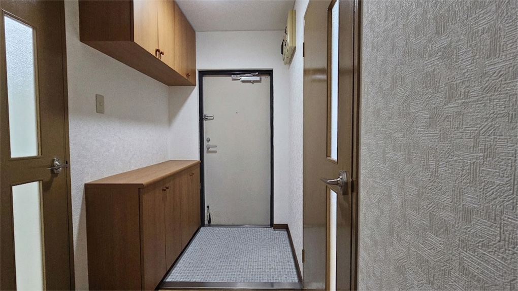 上下収納付きで玄関まわりをすっきり保てる機能的空間