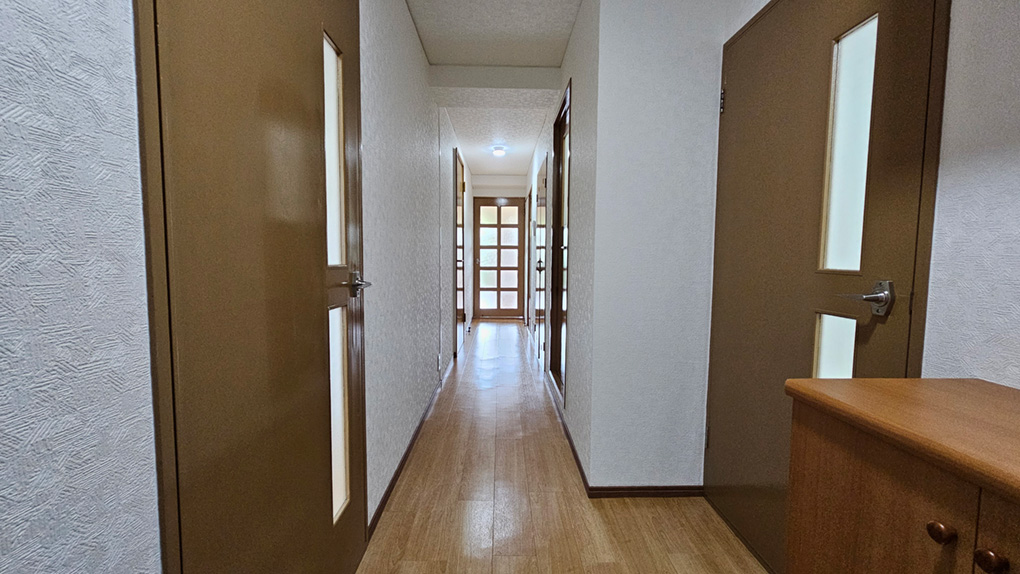 一直線に伸びる廊下が各居室を効率よくつなぐ動線設計