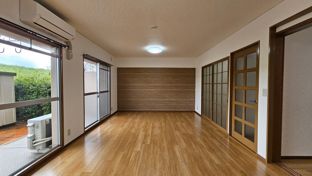 大きな開口部から自然光を取り込む明るいリビング空間