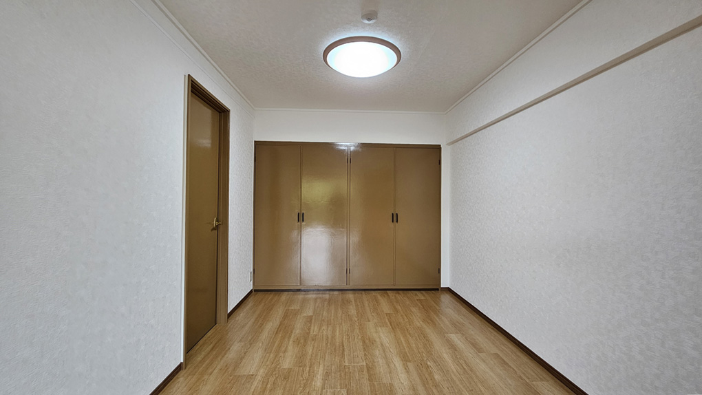 洋服や季節家電もすっきり収まる大型収納。部屋を広く使えます。