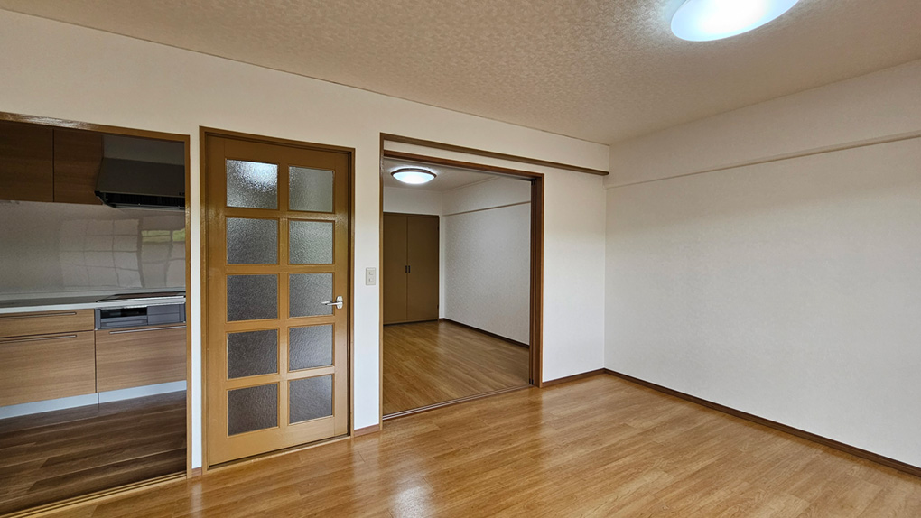 キッチンと居室の動線が良く家事効率を高める配置計画