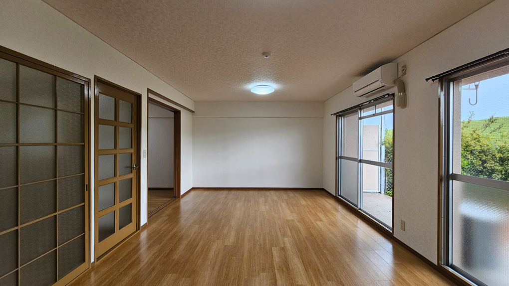 テラスと一体化した開放感ある空間で室内外のつながりを実現