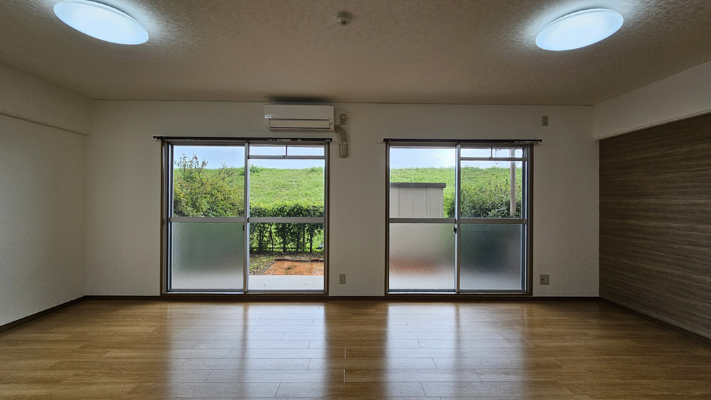 左右に広がる開口部が採光と通風を確保する心地よい居住空間