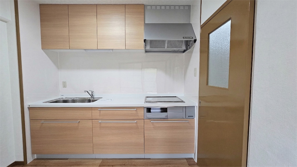 収納力あるシステムキッチンで調理器具もすっきり整理可能