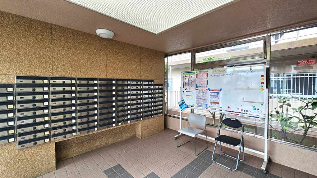 集合ポストや掲示板が整備された管理の行き届いた共用部