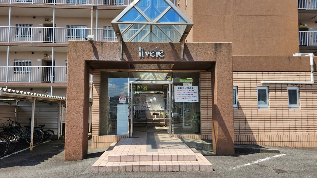 エントランスは来訪者を迎える落ち着いた印象の空間