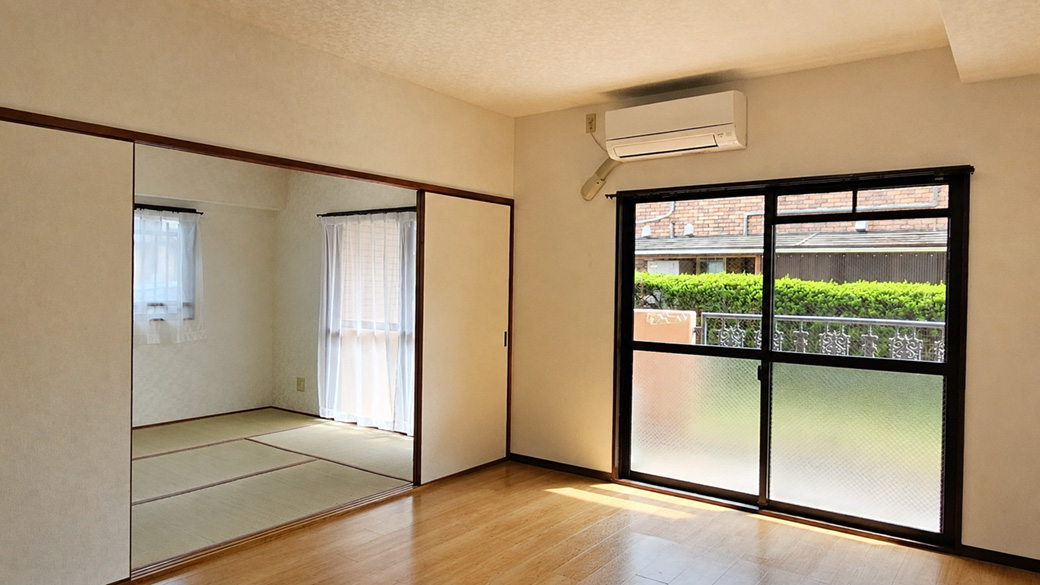 大きな開口が室内に広がりを与え、庭の存在を日常の景色として楽しめます。