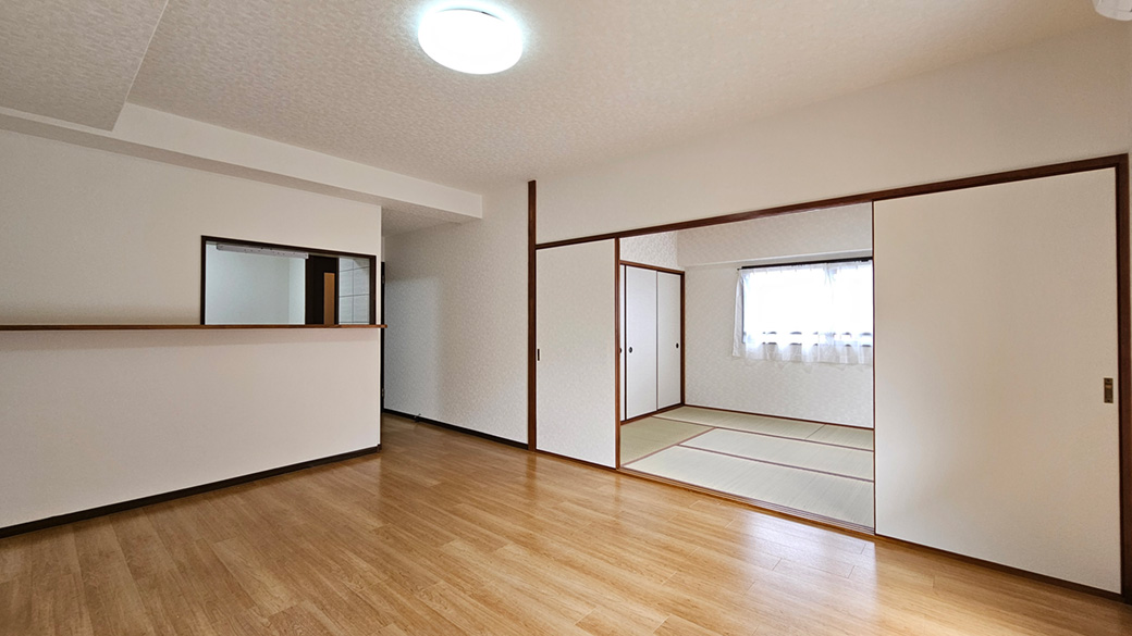 引き戸を開けばLDと和室がひと続きに。家族でゆったり過ごせる空間です。